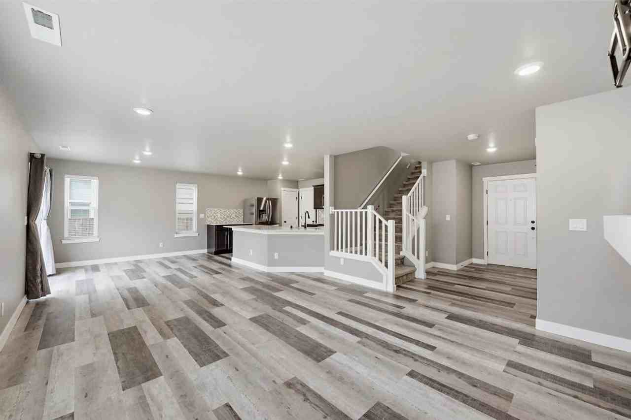 831 Burwood St Se - Photo 6 of 48