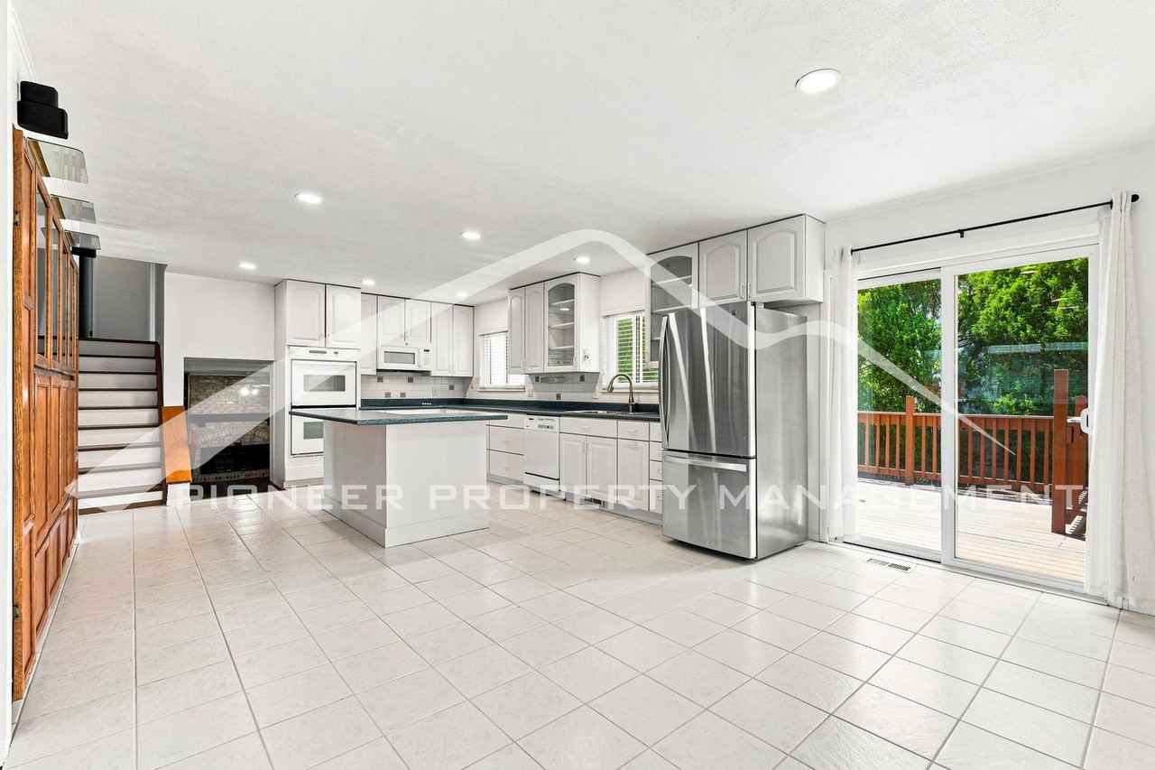 2557 S Coors St - Photo 4 of 25