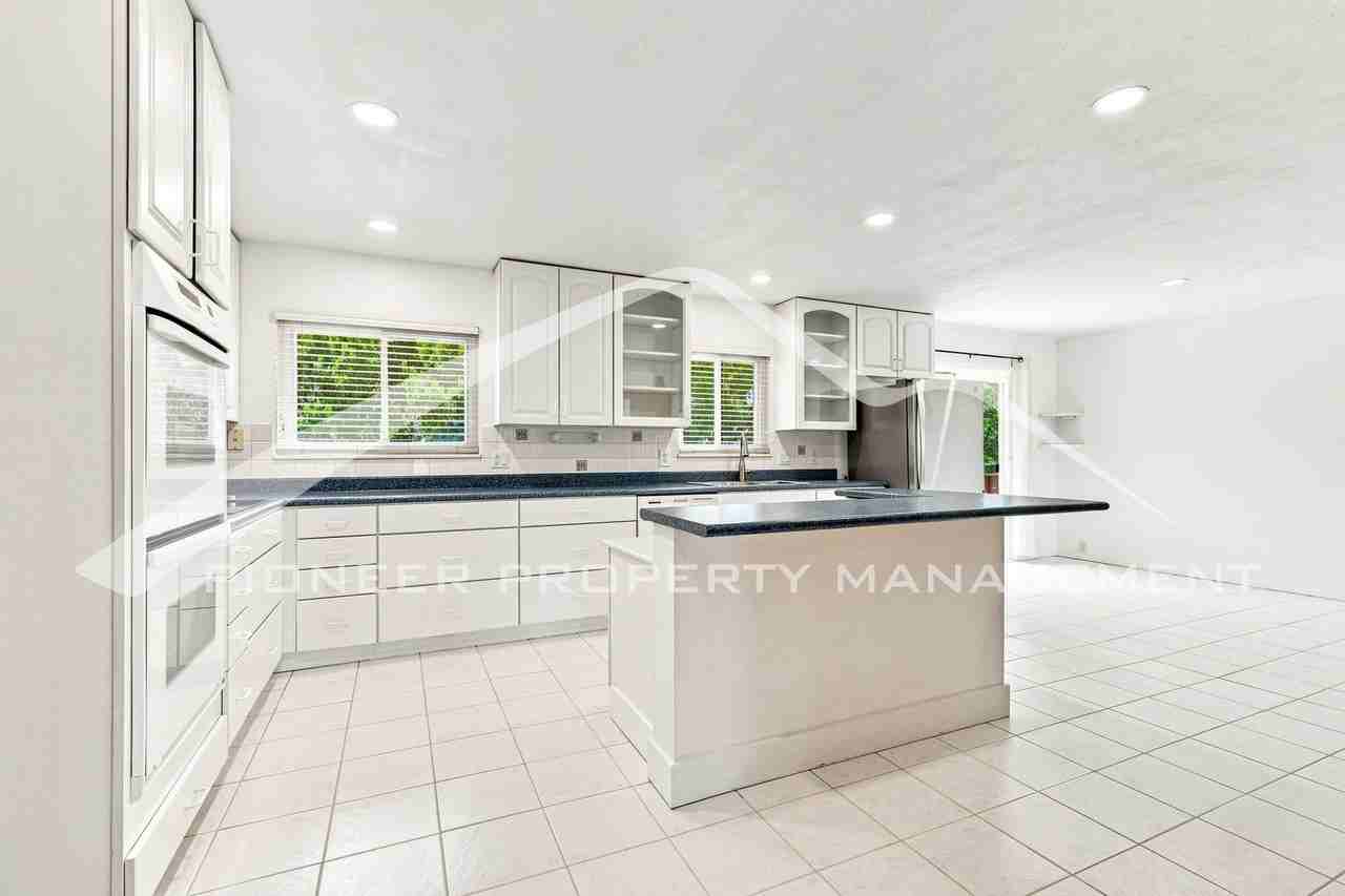 2557 S Coors St - Photo 6 of 25