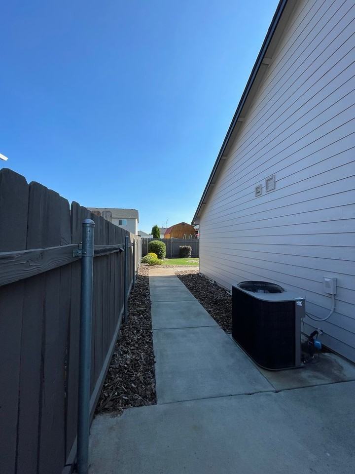 609 S Harborview St - Photo 3 of 29