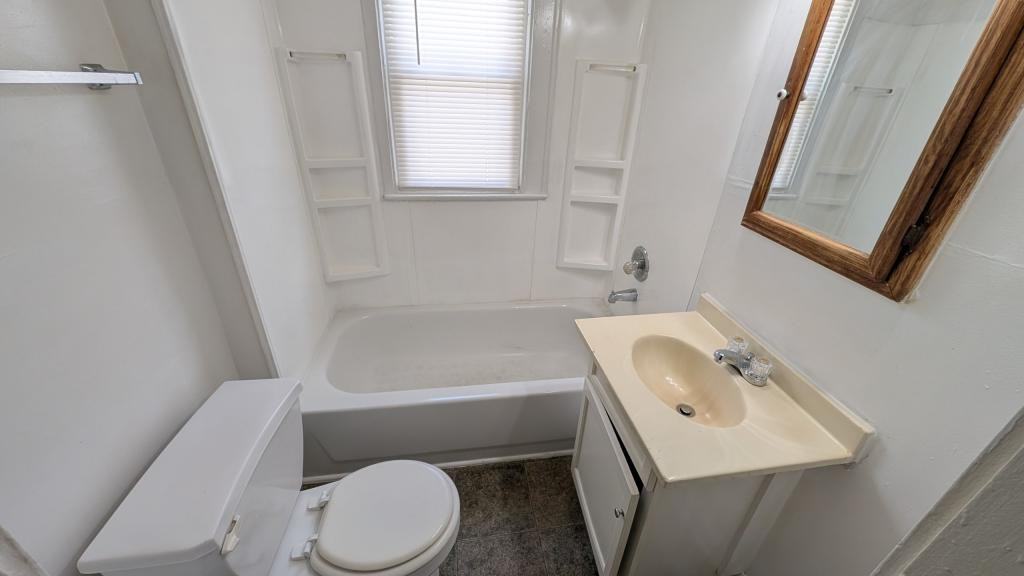 1435 W 32nd St - Photo 4 of 11