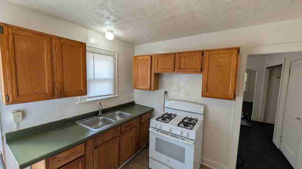 1435 W 32nd St - Photo 6 of 11