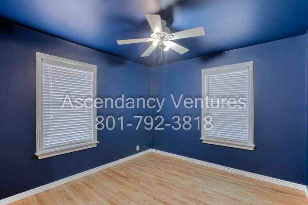 538 S Navajo St - Photo 4 of 14