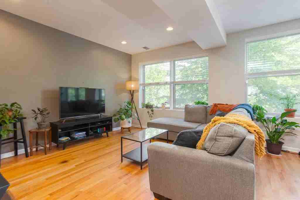 819 W Eastwood Ave - Photo 3 of 22