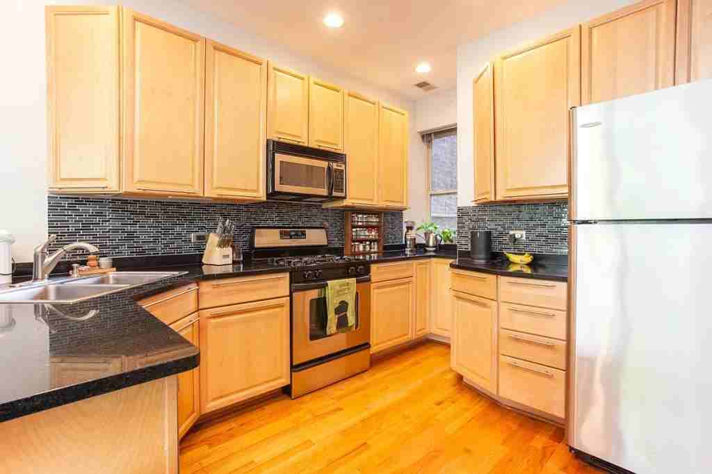 819 W Eastwood Ave - Photo 5 of 22