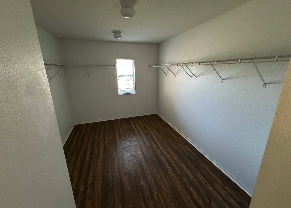 4702 Blue Diamond St - Photo 6 of 15