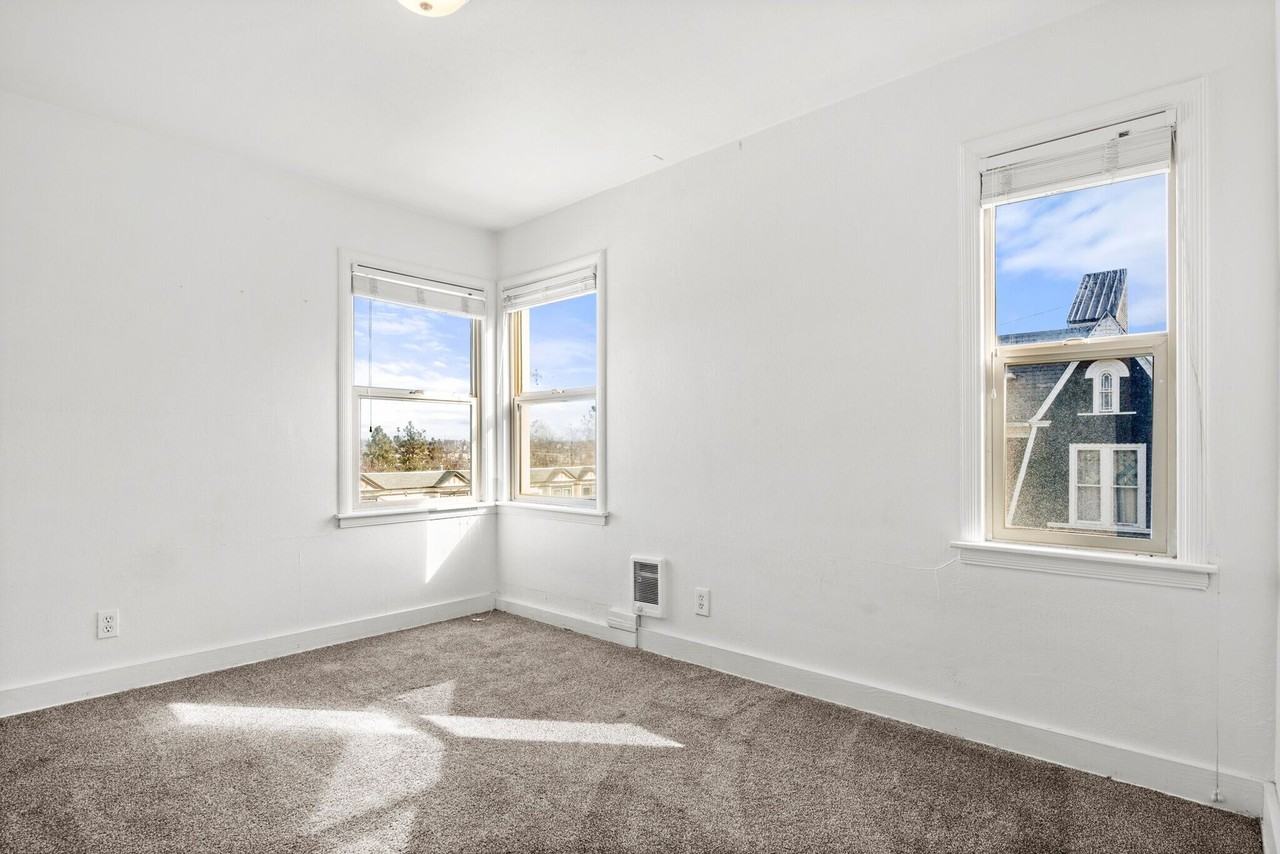 Evergreen Apartments - Photo 4 of 7