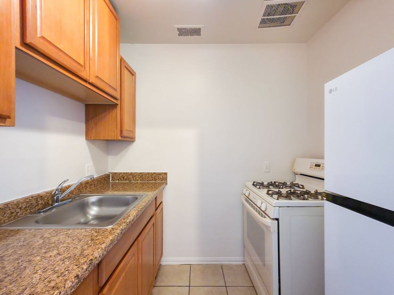 579 W 3rd St - Photo 4 of 9