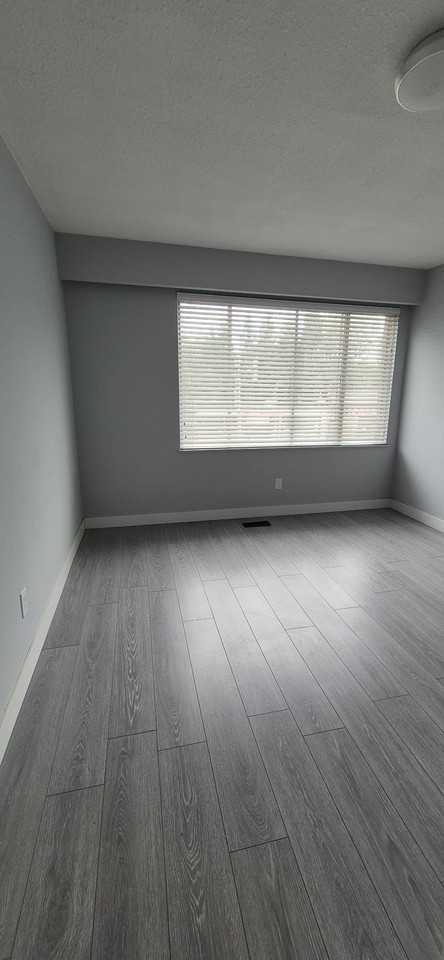 Three Bed 2 Bath Apartment - Photo 2 of 8