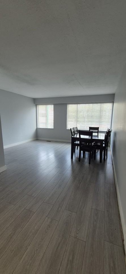 Three Bed 2 Bath Apartment - Photo 7 of 8