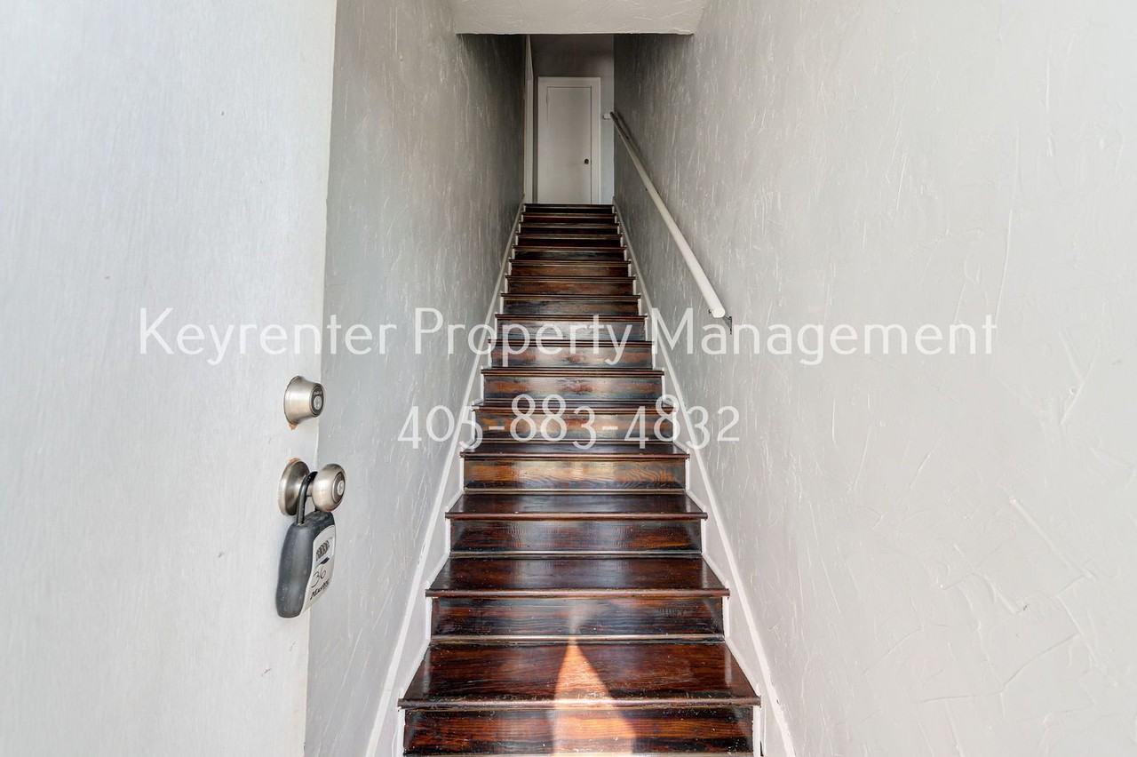 1123 1/2 Nw 30th St - Photo 4 of 32
