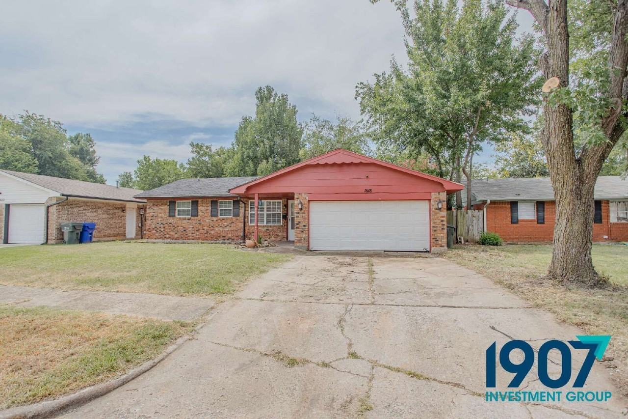 1618 Village Dr - Photo 3 of 26