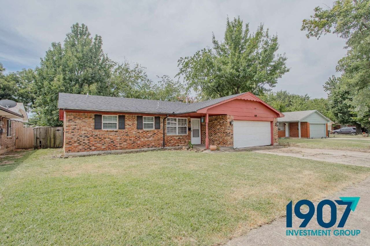 1618 Village Dr - Photo 4 of 26