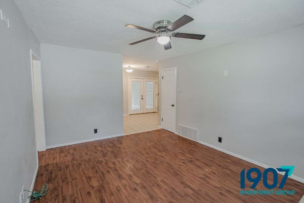 1618 Village Dr - Photo 6 of 26