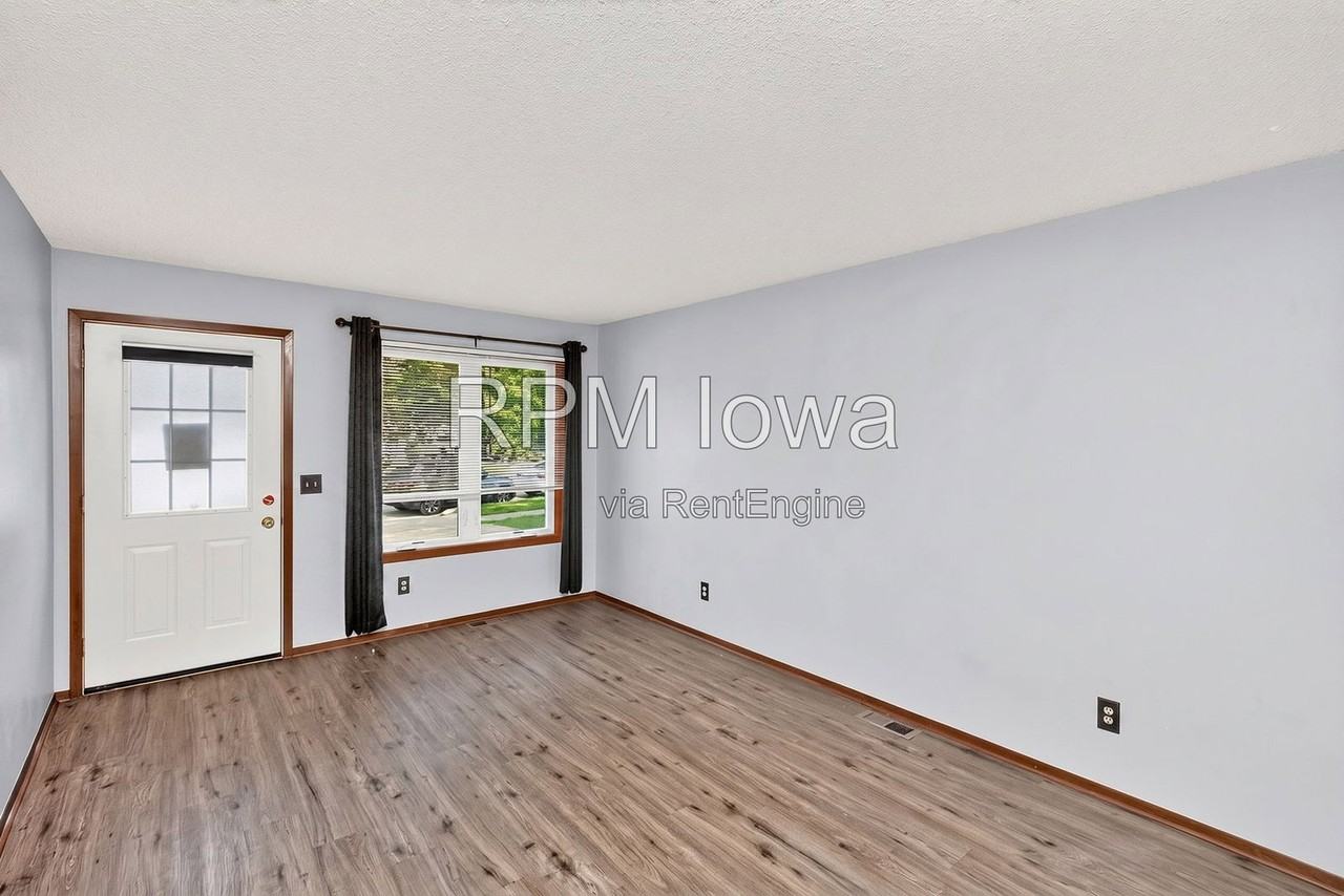 1614 Nw Applewood St - Photo 2 of 23