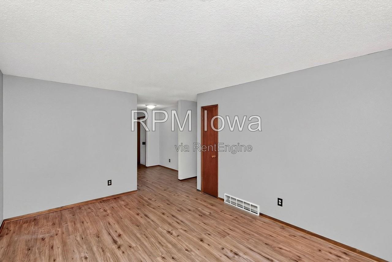 1614 Nw Applewood St - Photo 4 of 23