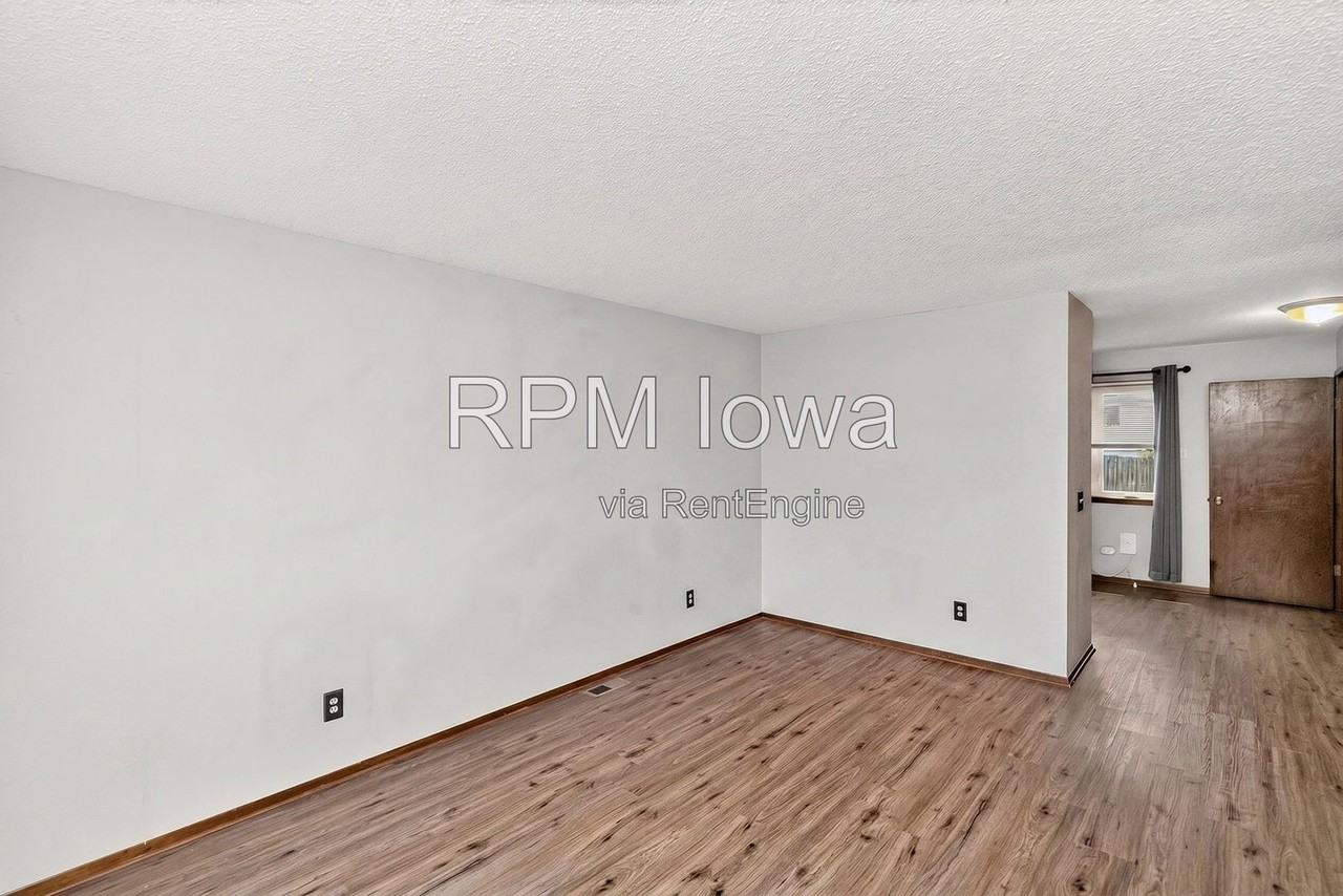 1614 Nw Applewood St - Photo 5 of 23