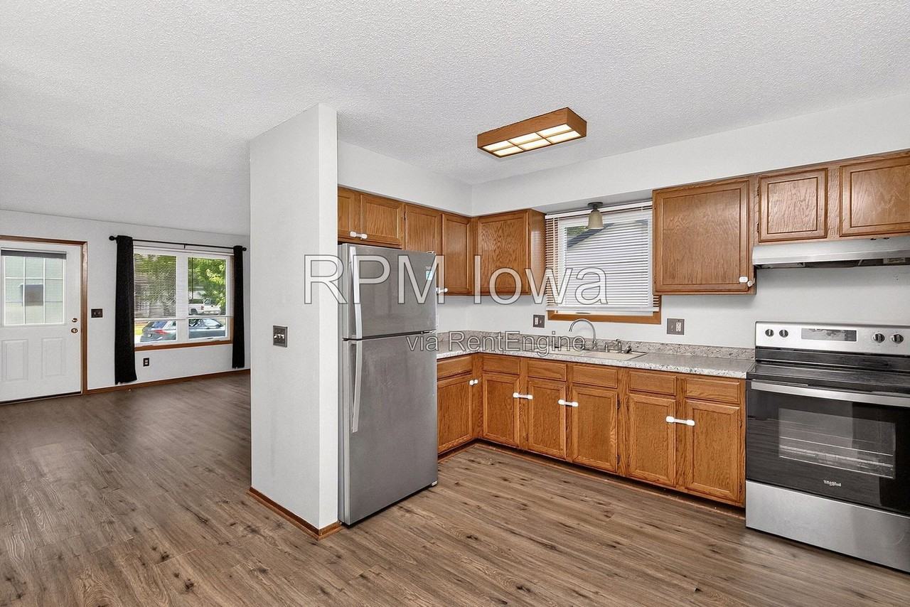 1614 Nw Applewood St - Photo 6 of 23