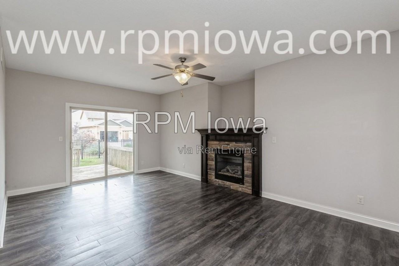 1907 Sw Vintage Pkwy - Photo 2 of 17