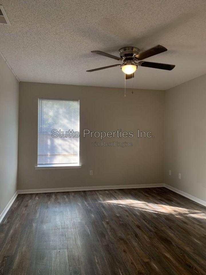 505 N Dickson St #B7 - Photo 7 of 10