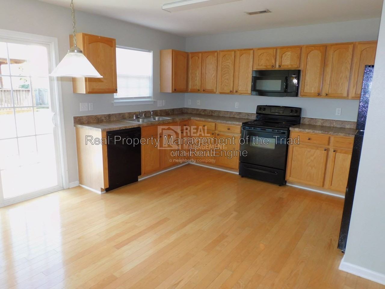 8 Rockport Ct - Photo 3 of 30