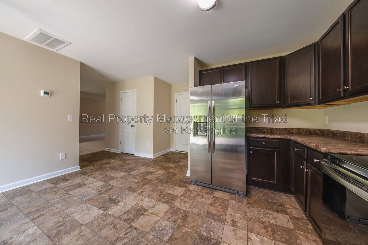 832 Prince Edward Rd - Photo 3 of 34