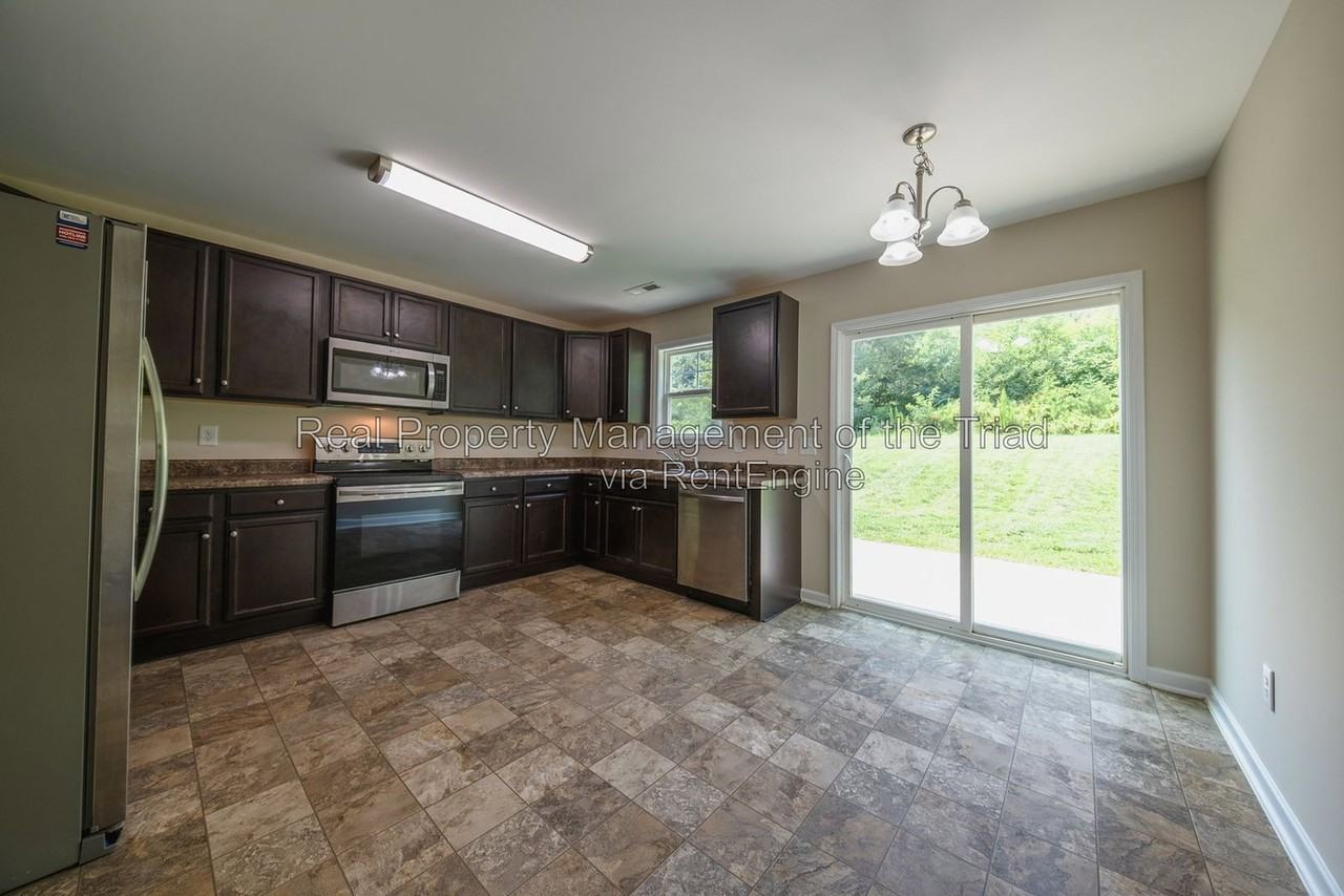 832 Prince Edward Rd - Photo 4 of 34