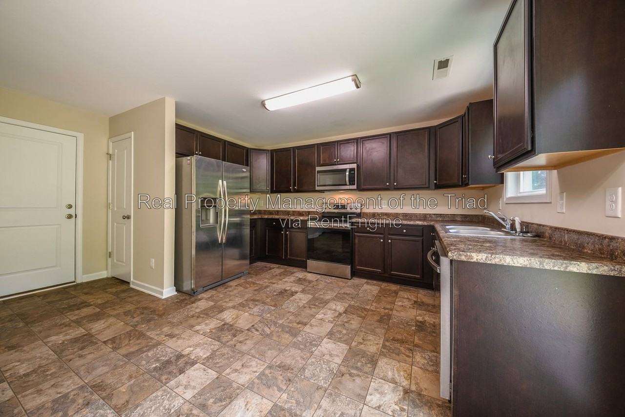 832 Prince Edward Rd - Photo 5 of 34
