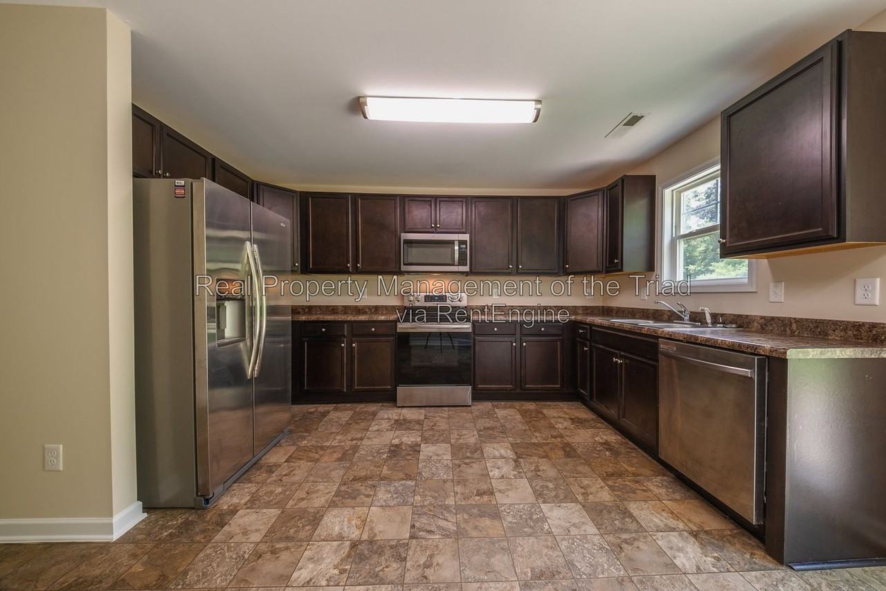 832 Prince Edward Rd - Photo 6 of 34