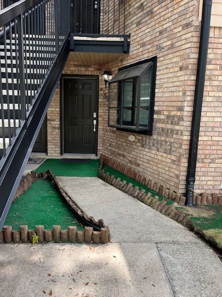 1734 Foxhall Cir - Photo 2 of 18
