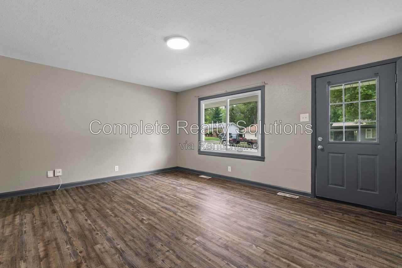 1926 Hudson Rd - Photo 4 of 21