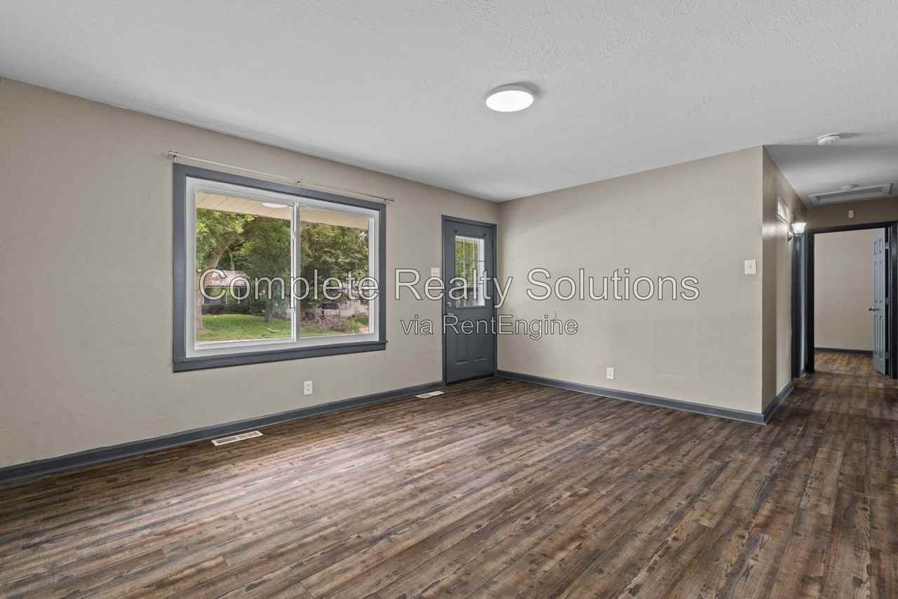 1926 Hudson Rd - Photo 5 of 21