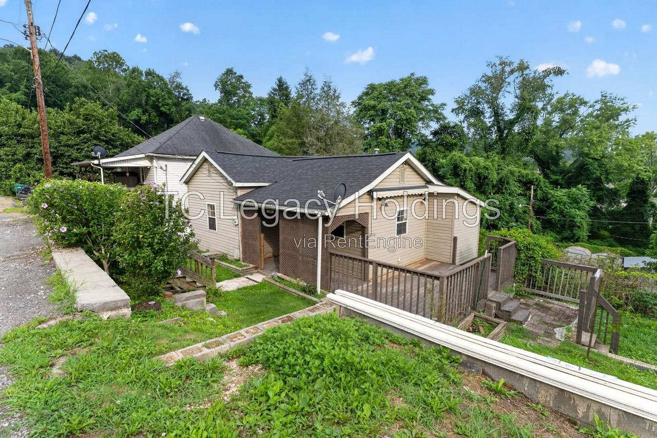 138 Austin Ave - Photo 3 of 33