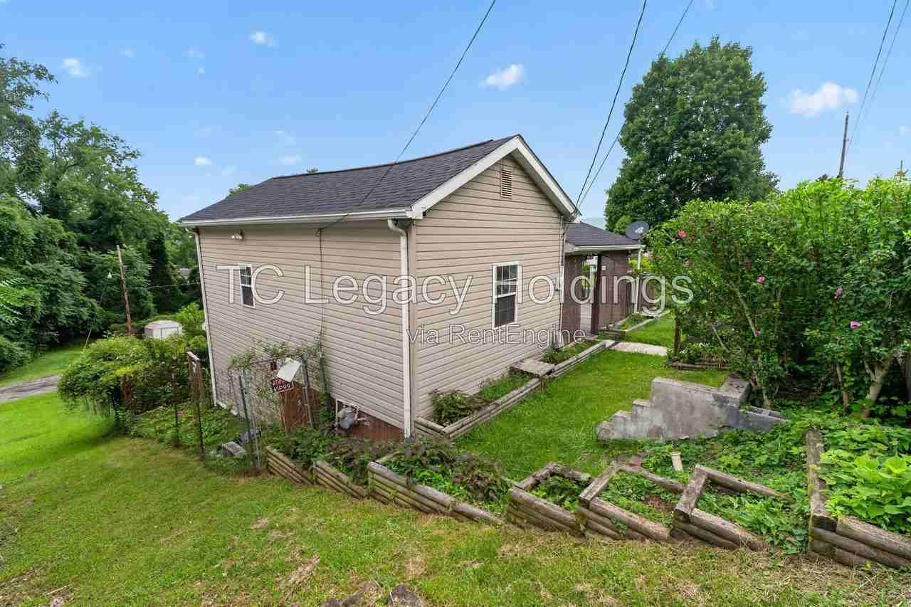 138 Austin Ave - Photo 4 of 33