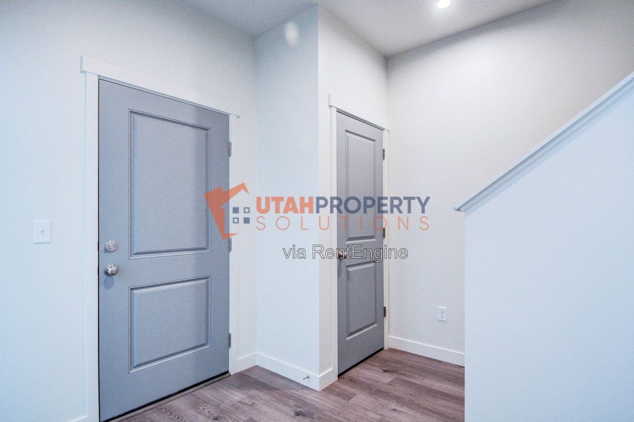 1047 W 400 S - Photo 4 of 30