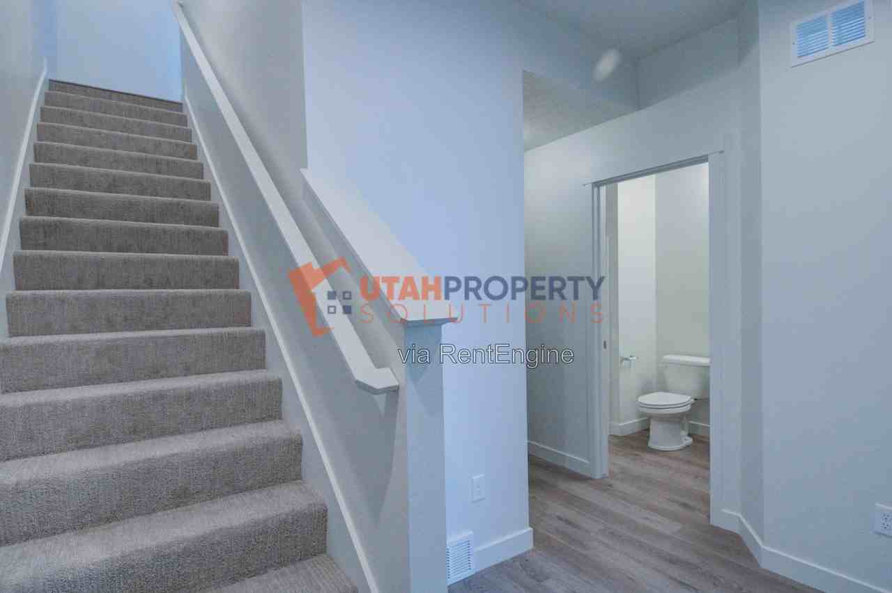 1047 W 400 S - Photo 5 of 30
