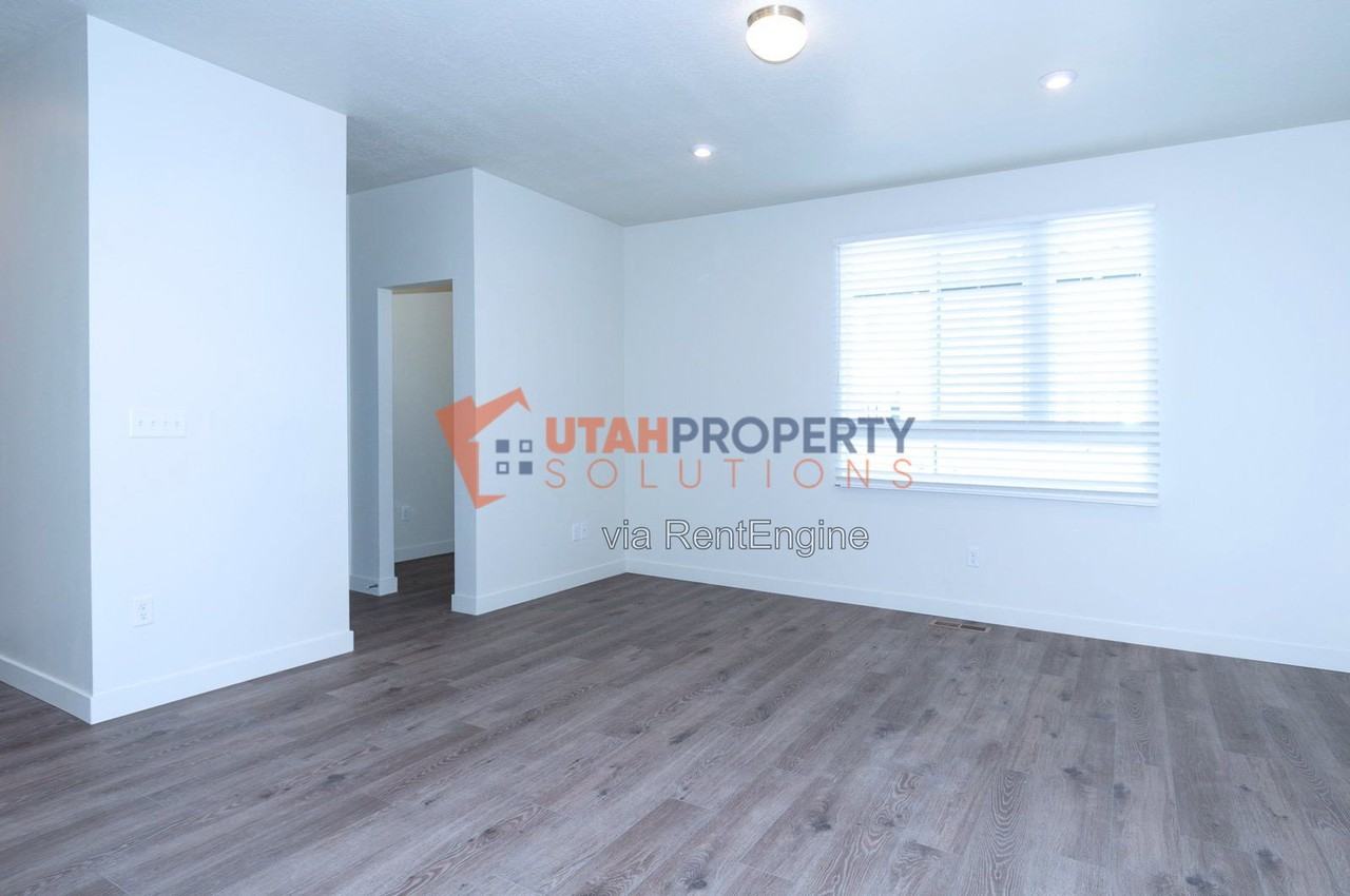 1047 W 400 S - Photo 6 of 30