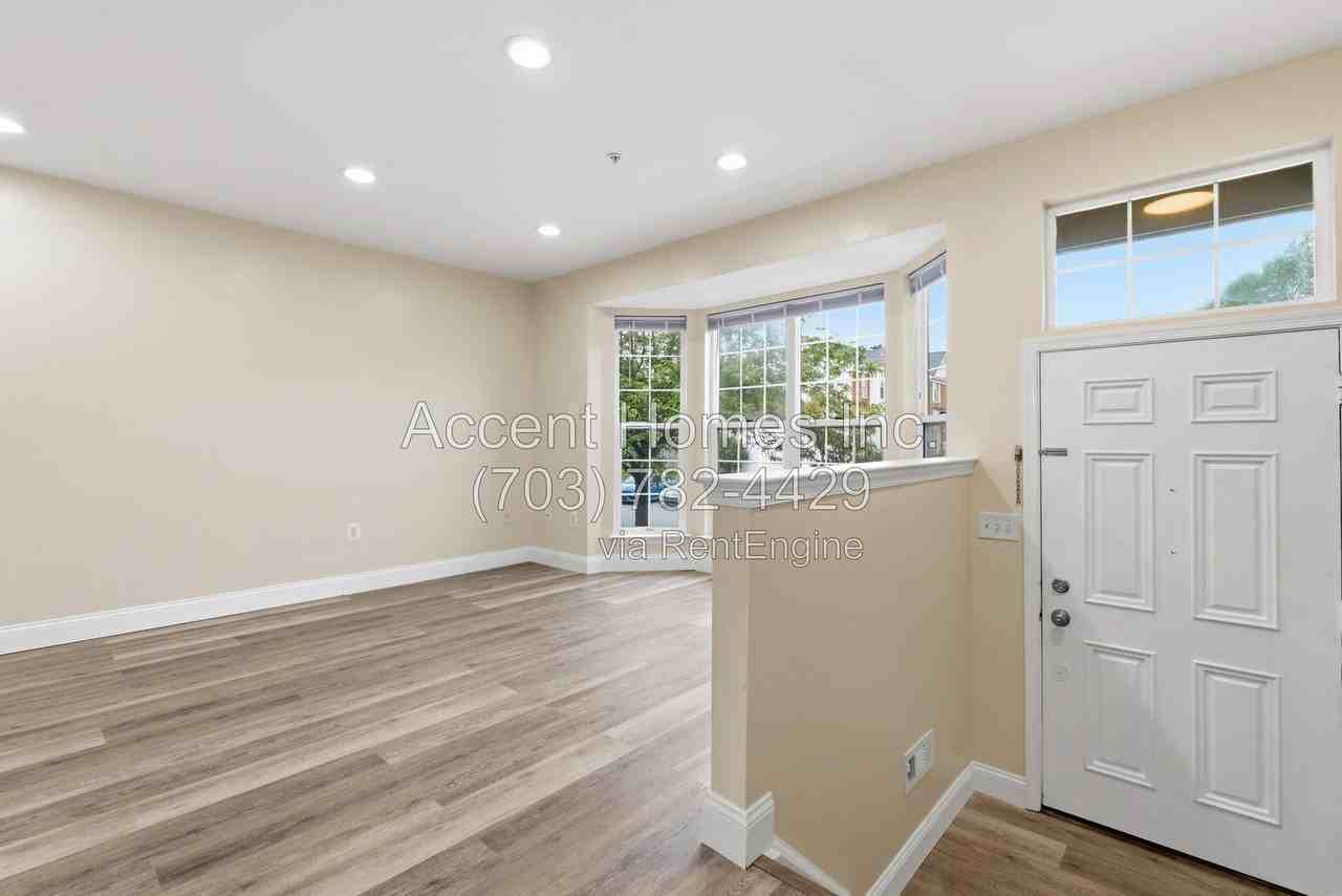 10299 Wimbledon Pl - Photo 2 of 34