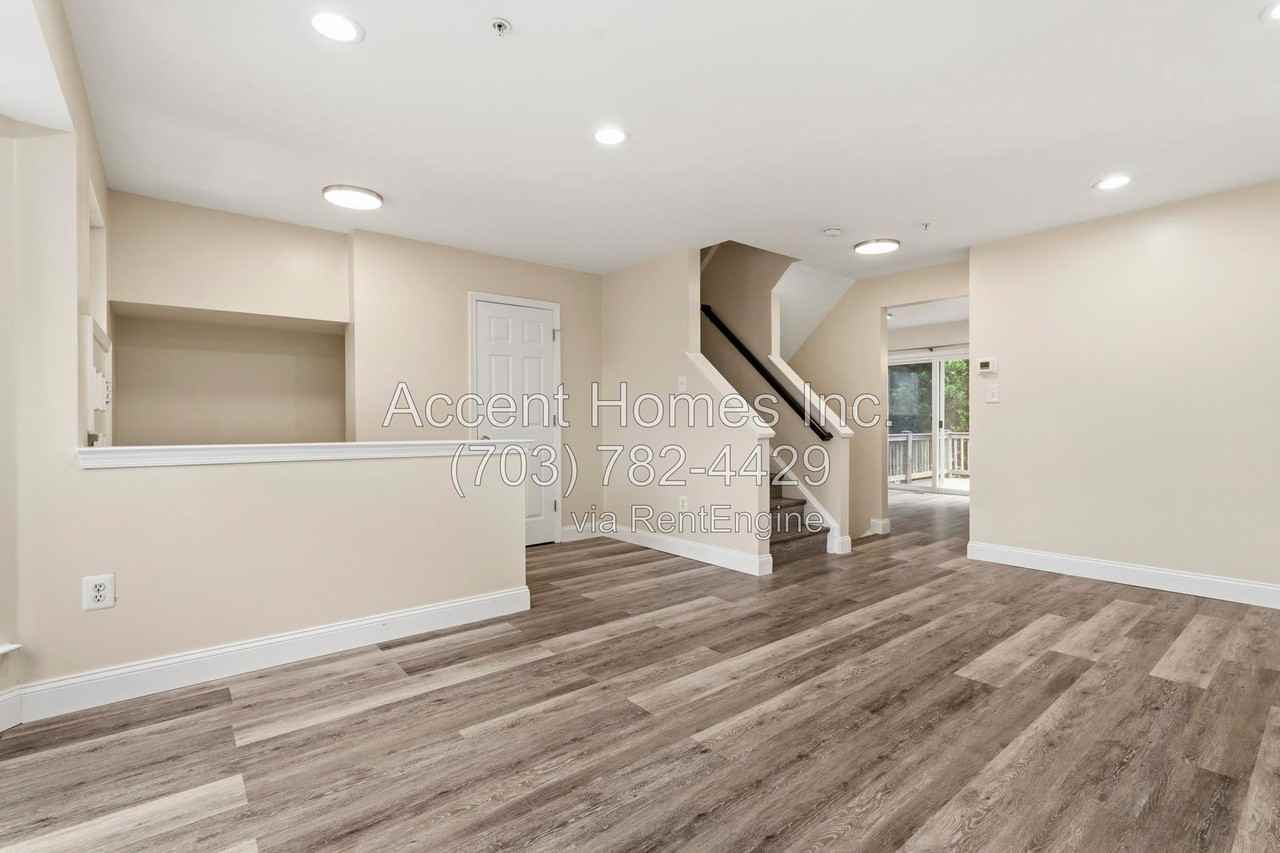 10299 Wimbledon Pl - Photo 4 of 34