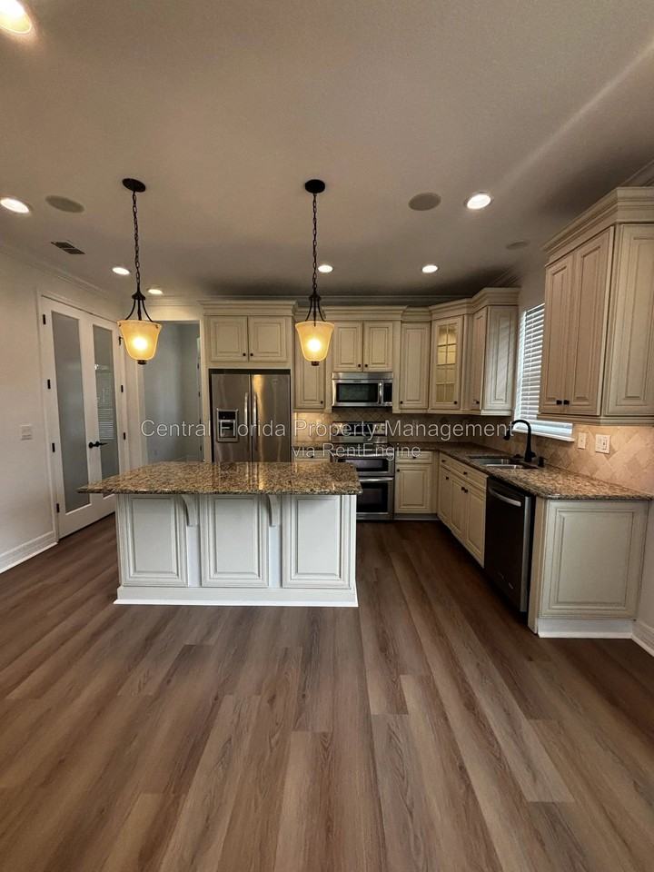8998 Fullerwood Ave - Photo 3 of 27