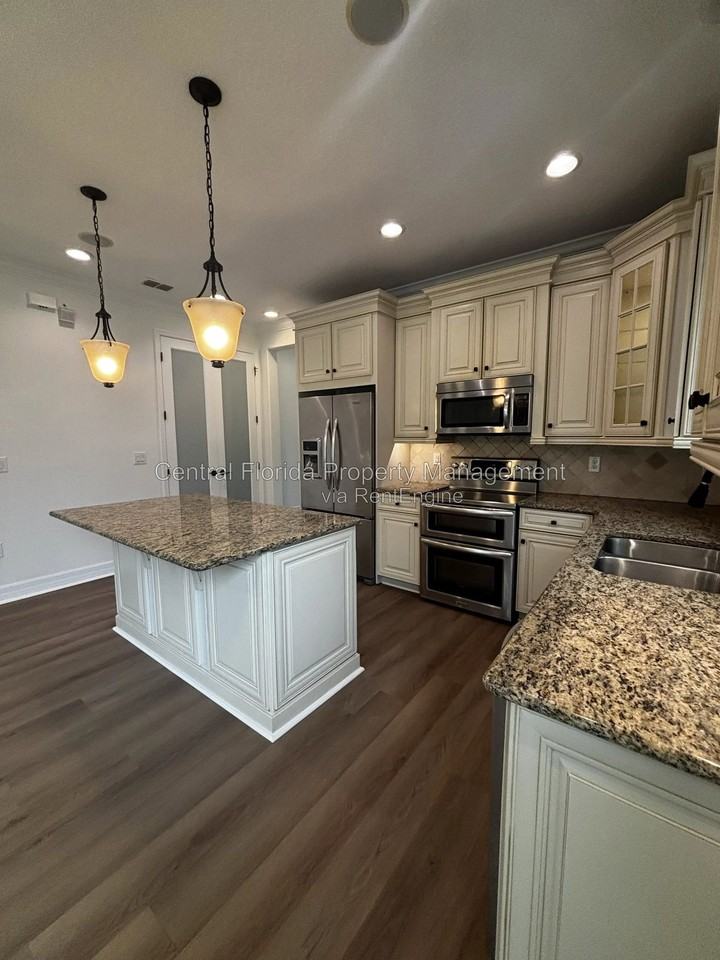 8998 Fullerwood Ave - Photo 4 of 27