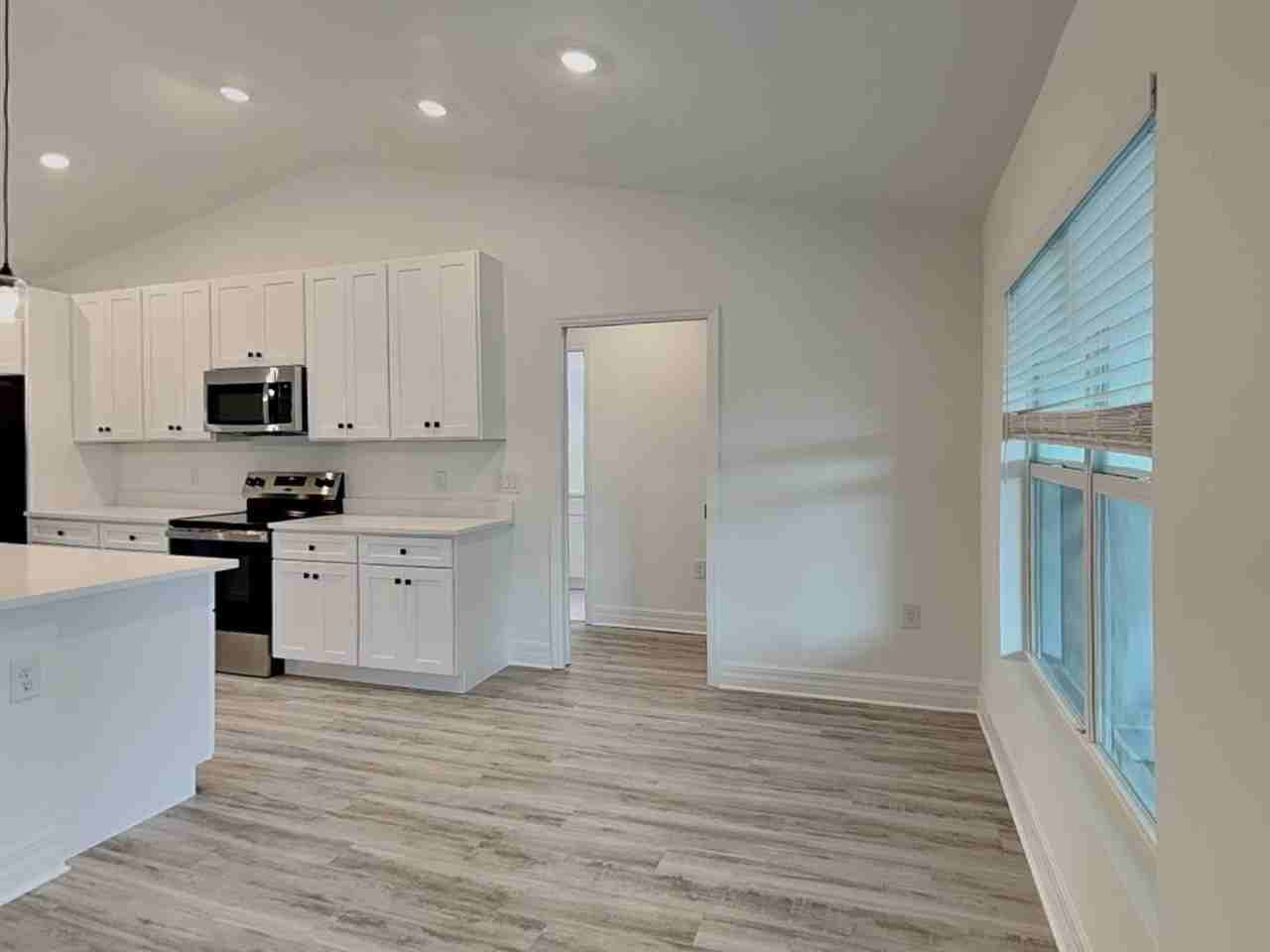 921 Nw 12th Pl - Photo 5 of 18