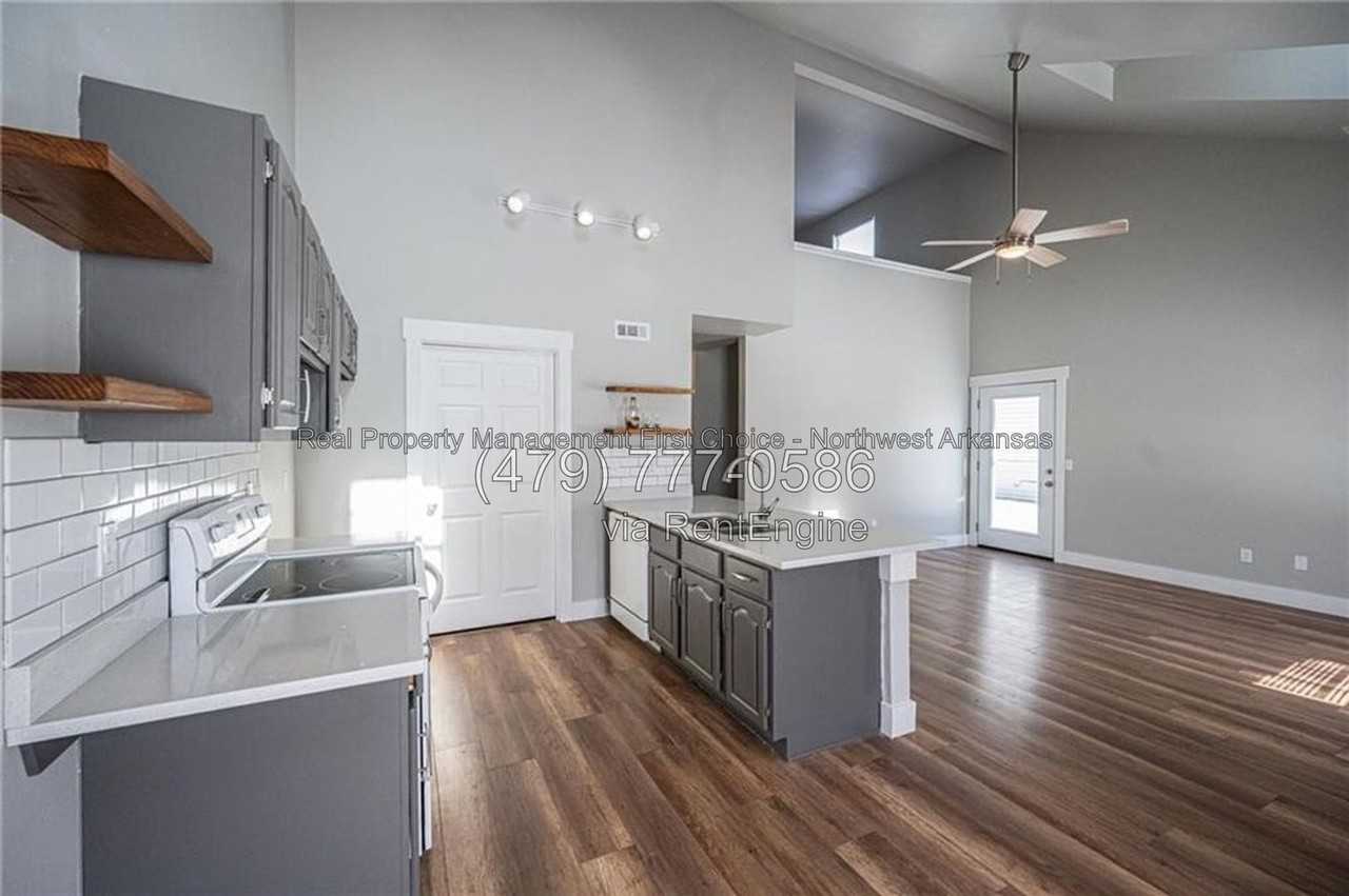 2407 W Ash St - Photo 2 of 15