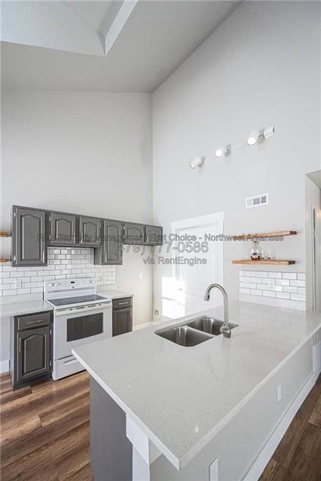 2407 W Ash St - Photo 3 of 15