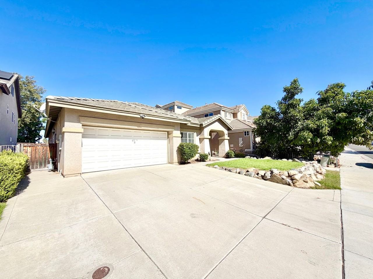 37961 Veranda Way - Photo 2 of 42
