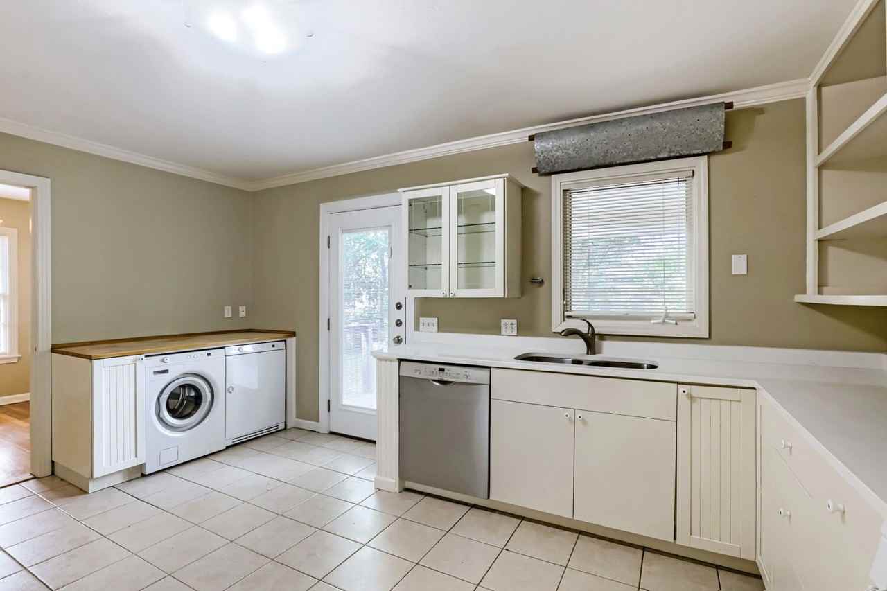 1402 Cullen Ave - Photo 6 of 29