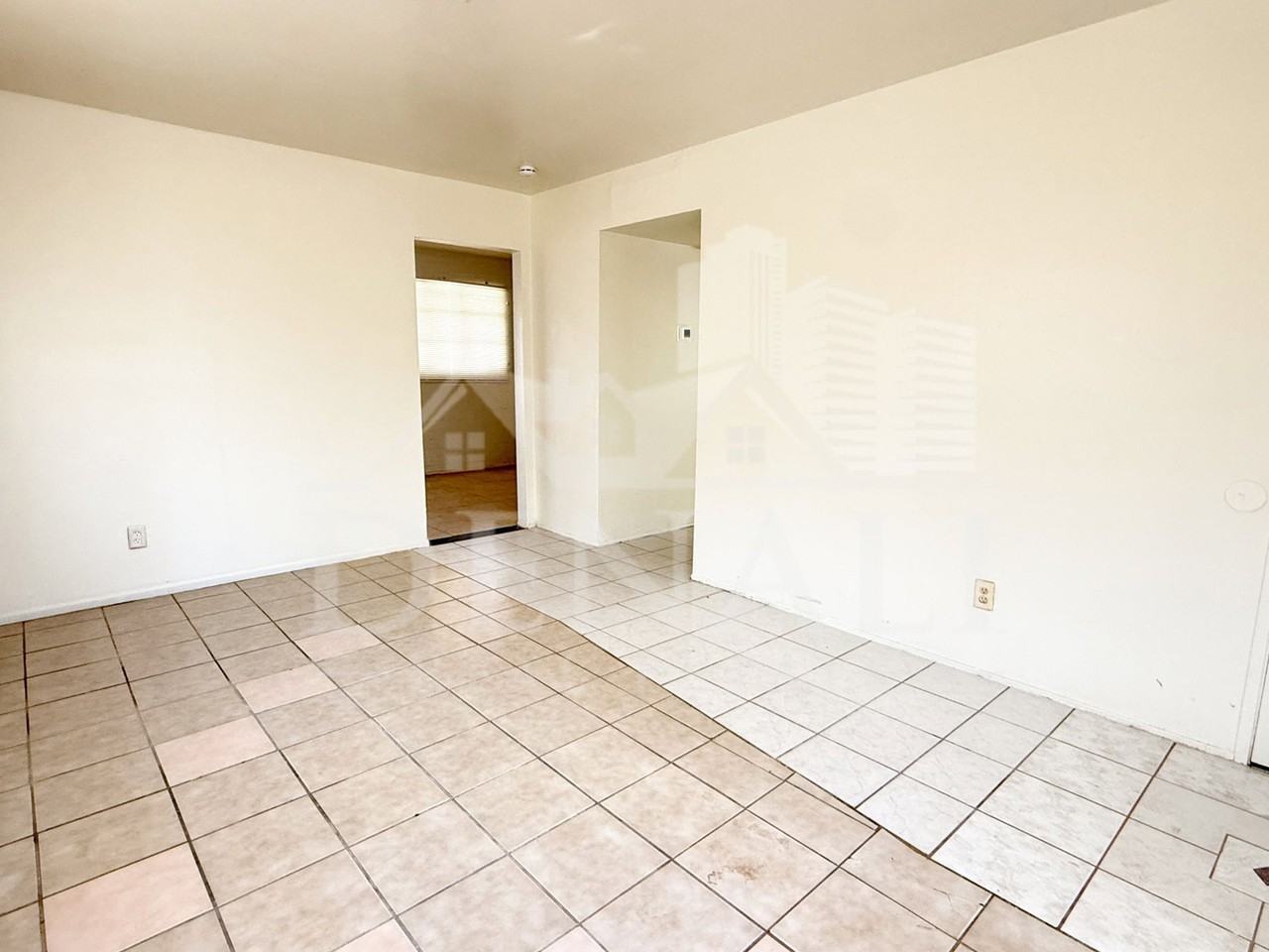 7007 S 8th St - Photo 3 of 14