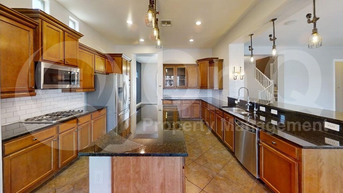 3115 E Ironside Ct - Photo 3 of 36