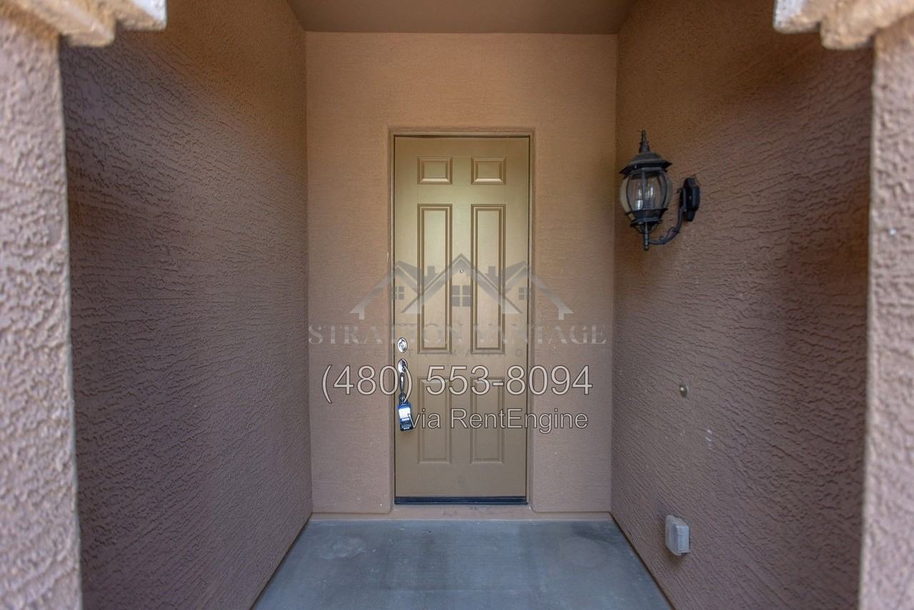 18295 W Saguaro Ln - Photo 4 of 41