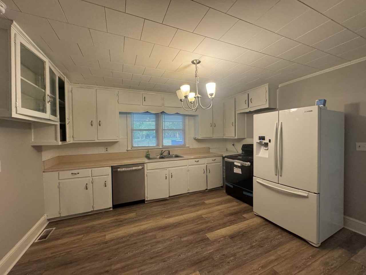 1305 Erwin Rd - Photo 6 of 11